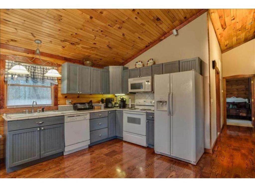 Ridge View Cabin With Fireplace Pet Friendly- *